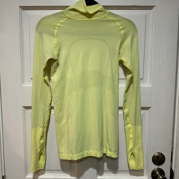 Lululemon Top Women's Size 4 Run Swiftly Turtleneck Long Sleeve Yellow Striped - Picture 1 of 8